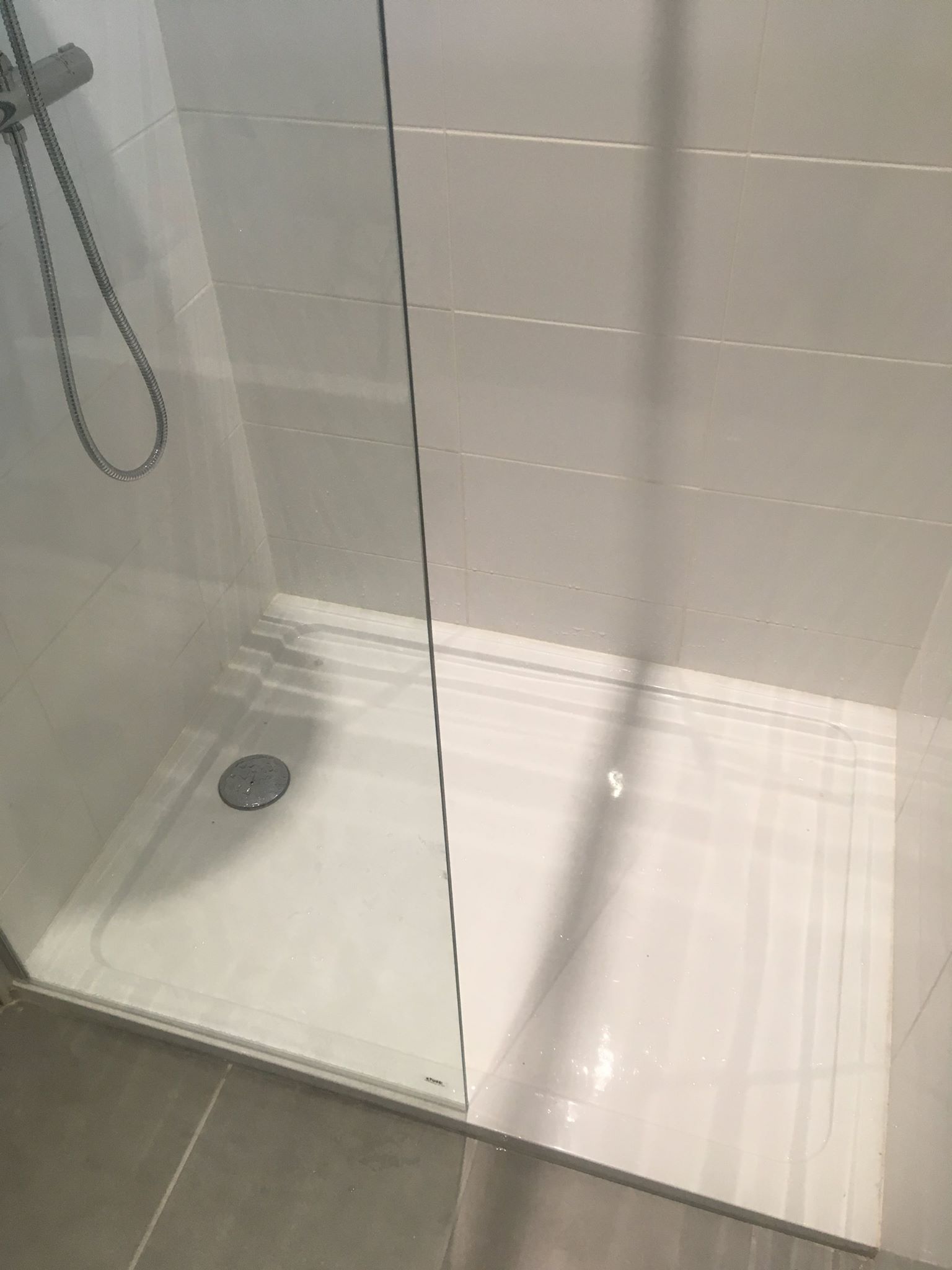 Bac à douche et paroi en verre 8mm CGC Sarl Plombier à Belleville — free download